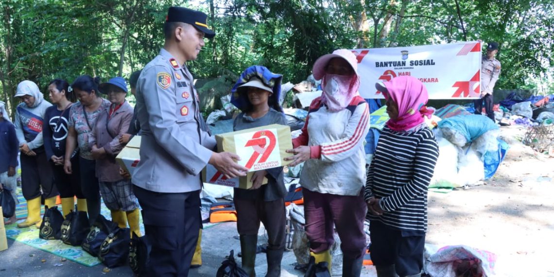 Bantuan Sosial Diberikan Kepada Pemulung, Dalam Rangka Hari Bhayangkara Ke-79