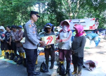 Bantuan Sosial Diberikan Kepada Pemulung, Dalam Rangka Hari Bhayangkara Ke-79