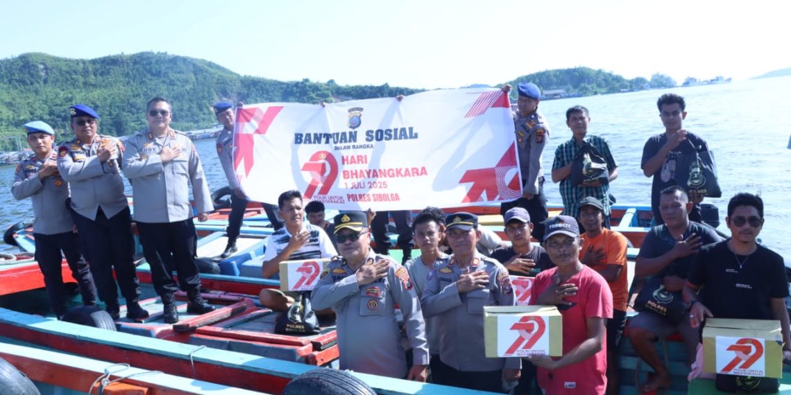Sambangi Masyarakat Nelayan Tradisional, Kapolres Sibolga Berikan Bansos