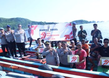 Sambangi Masyarakat Nelayan Tradisional, Kapolres Sibolga Berikan Bansos