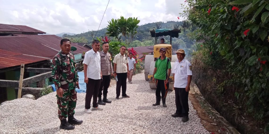Bhabinkamtibmas Polsek Sukaramai Laksanakan KRYD Pastikan Pembangunan Jalan Desa Berjalan Dengan Baik Dan Aman.