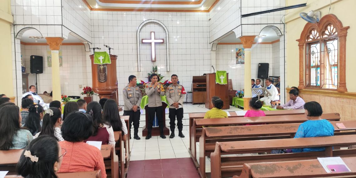 Sampaikan Pesan Kamtibmas Dan Sosialisasi Call Center 110 Polres Sibolga, Di Gereja HKI Sidang Sibolga