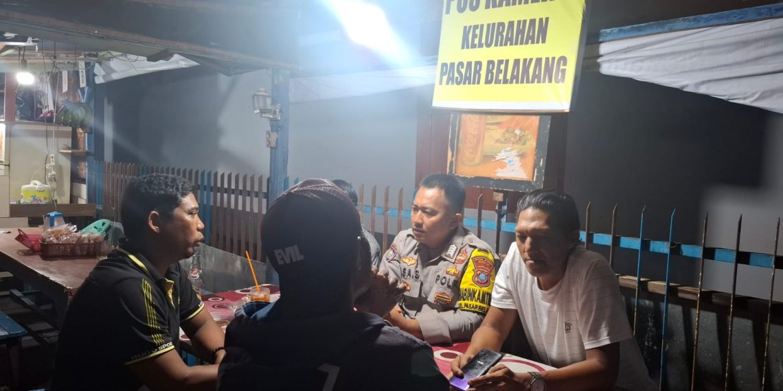 Sambangi Pos Satkamling, Bhabinkamtibmas Berikan Arahan Kepada Petugas Pos Satkamling