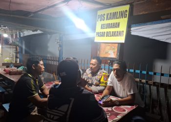 Sambangi Pos Satkamling, Bhabinkamtibmas Berikan Arahan Kepada Petugas Pos Satkamling