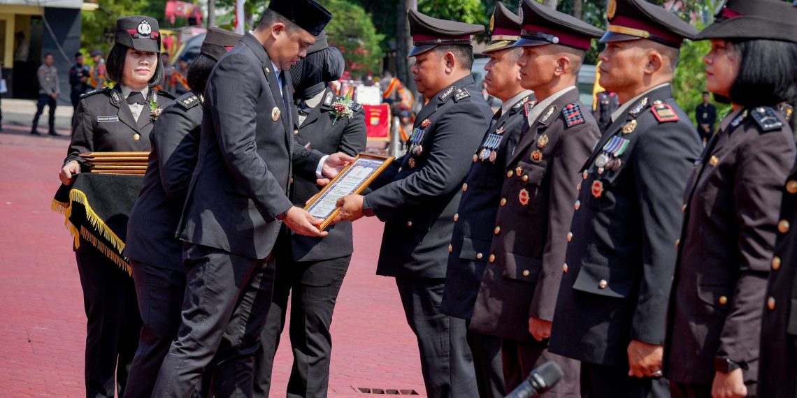 Polda Sumut Berikan Penghargaan Kepada 56 Personel Berprestasi, Meriahkan HUT Bhayangkara ke-79