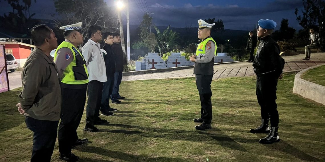 Polres Pakpak Bharat Lakukan PAM Malam Kedua Pada Kegiatan KKR Dan Seminar Kesehatan Di Gereja.