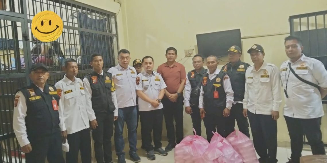 Pokdarkamtibmas Resor Medan dan Sektor Sunggal Laksanakan Bakti Sosial di Mapolsek Sunggal