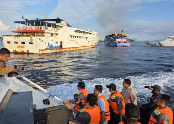 Kapolda Sulut ,Pimpin Evakuasi Penumpang KM Barcelona V A yang Terbakar di Talise