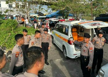 Pasukan Samapta dan Brimob Polda Sulut Bantu Evakuasi Darat Korban Kebakaran KM Barcelona V A