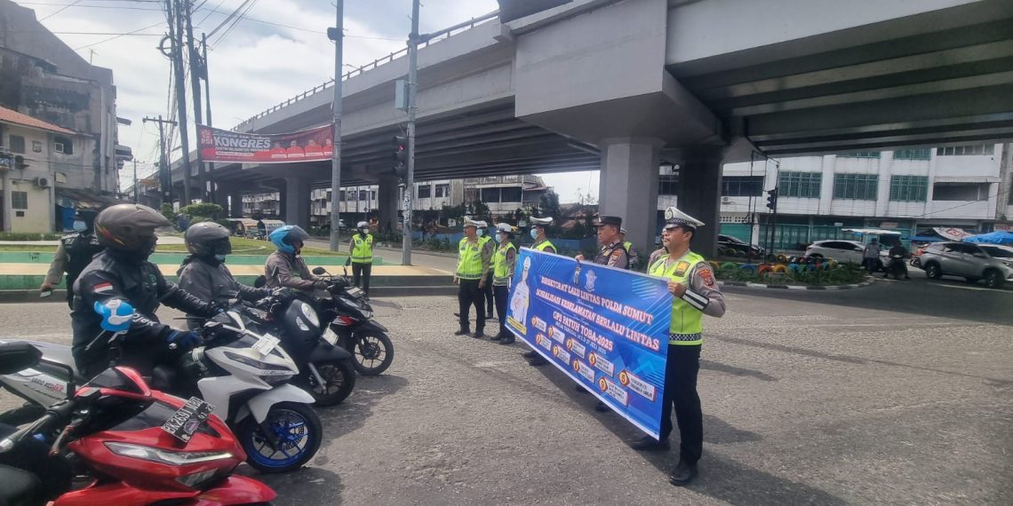 Sosialisasi Humanis, Kasatgas Preventif Ops Patuh Toba 2025 Edukasi Pengendara di Jalan
