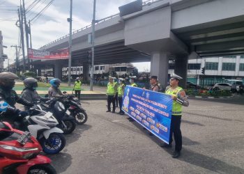 Sosialisasi Humanis, Kasatgas Preventif Ops Patuh Toba 2025 Edukasi Pengendara di Jalan