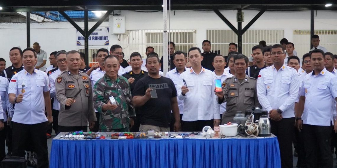 RAZIA GABUNGAN DI RUTAN KELAS I MEDAN,CIPTAKAN SITUASI AMAN DAN TERTIB DI BLOK HUNIAN