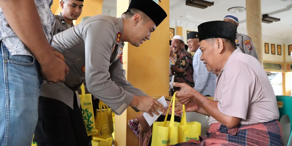 Jumat Berkah, Kapolres Tapteng Berikan Bantuan dan Ajak Warga Jadi ‘Polisi Diri Sendiri`