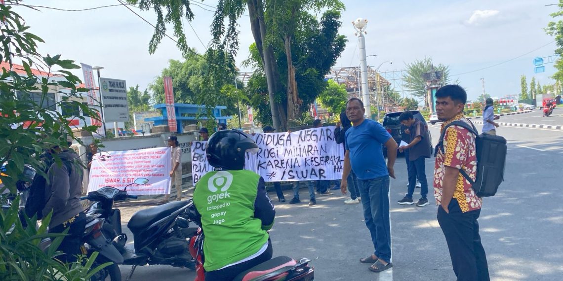 Massa FORMASI Unjuk Rasa di Kantor Dishub Sumut, Teriakkan Dugaan Penyalahgunaan Jabatan Mantan Kadishub Medan