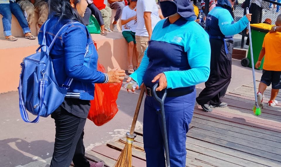 Dukung F1H2O, Jemaat GZRI Bagikan Makanan Gratis kepada Penonton