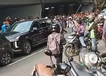 Nekat Terobos Pendemo, Mobil Diduga Milik Pejabat Diamuk Massa