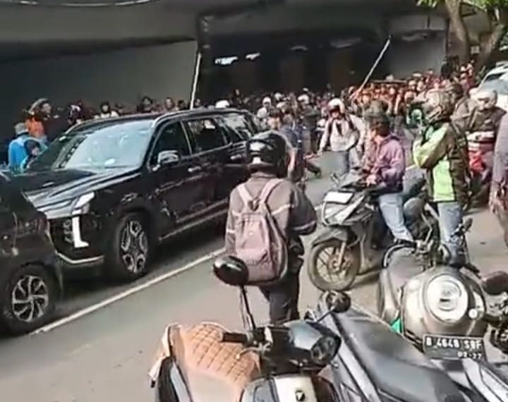 Nekat Terobos Pendemo, Mobil Diduga Milik Pejabat Diamuk Massa