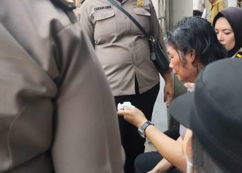 UNJUK RASA DI DPRD SUMUT, SEJUMLAH PERSONEL POLISI ALAMI LUKA SAAT PENGAMANAN