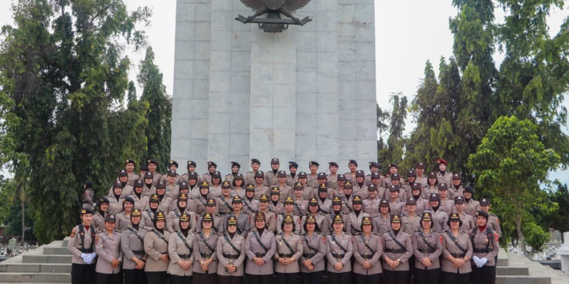 Polwan Polda Sumut Gelar Ziarah ke Taman Makam Pahlawan dalam Rangka Hari Jadi ke-77