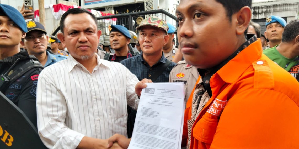 Ratusan Buruh Gelar Aksi di DPRD Sumut, Sampaikan 15 Tuntutan Utama