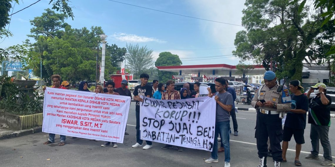 Puluhan Massa Laskar Kota Medan Tuding Mantan Kadishub Iswar Jual Kursi Honorer hingga Rp80 Juta