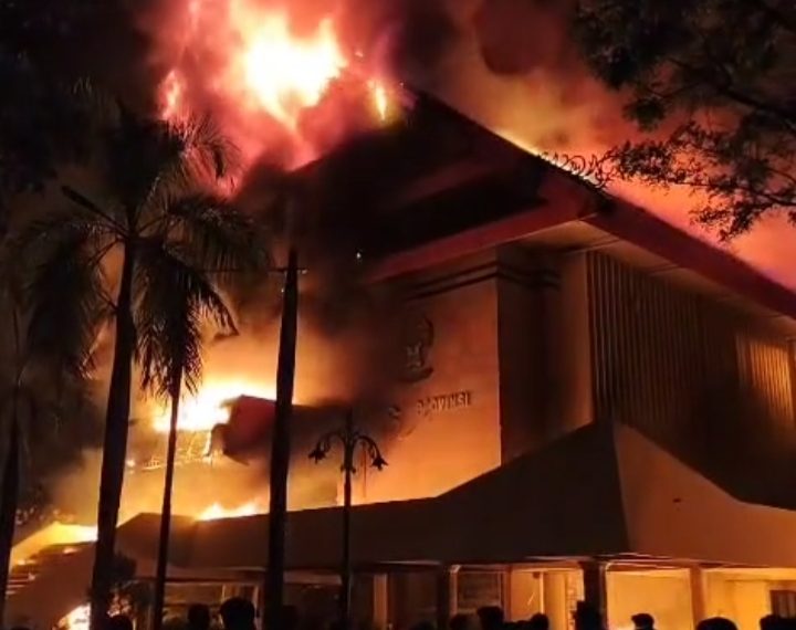 Gedung DPRD Kota Makassar dan Provinsi Sulsel Dibakar Massa, Tiga Orang Tewas