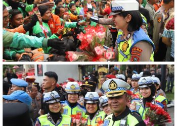 HUT ke-77, Polwan Polda Sumut Bagikan Bunga Sebagai Tanda Duka dan Kehangatan di Aksi Solidaritas Ojol