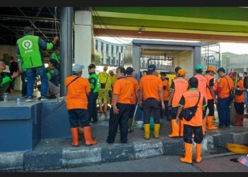 Kebersamaan Warga, Petugas, dan Ojol Gotong Royong Bersihkan Halte Transjakarta Senen Sentral