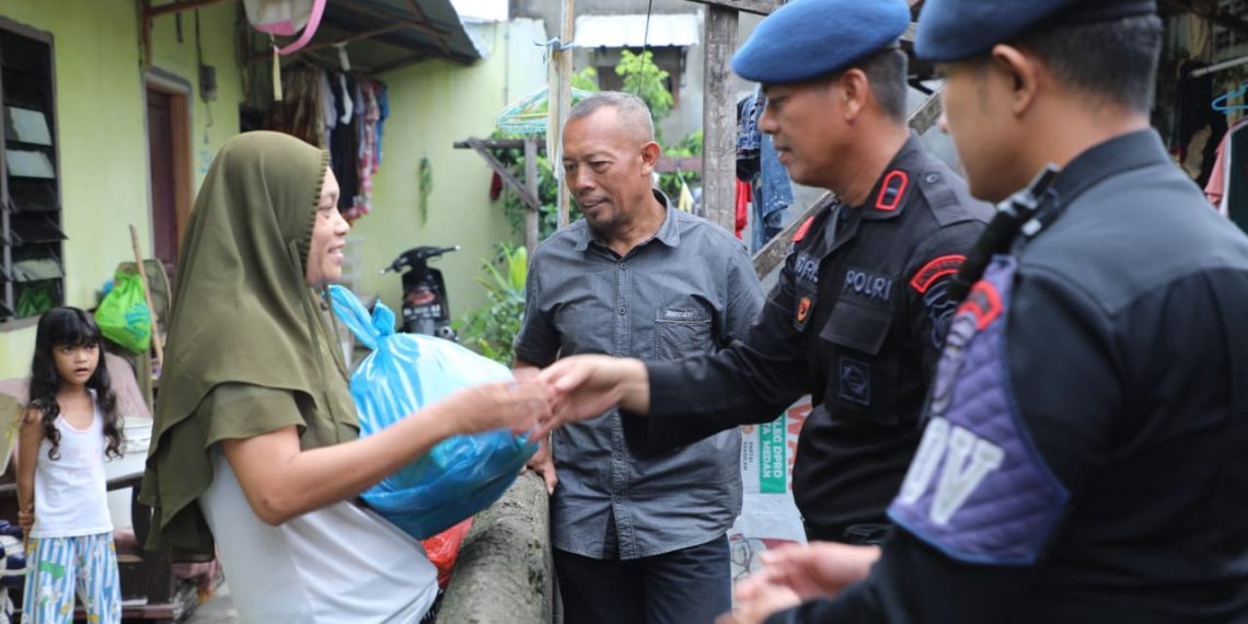 “Satuan Brimob Polda Sumut Hadirkan Senyum Warga Lewat Sembako Jumat Berkah”