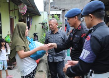 “Satuan Brimob Polda Sumut Hadirkan Senyum Warga Lewat Sembako Jumat Berkah”