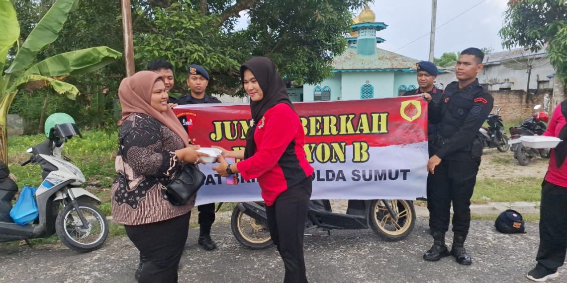 Brimob Polda Sumut dan Bhayangkari Tebar Kepedulian, Gelar Jum’at Berkah Berbagi Makan Siang di Kampung Wetan Tanjung Balai