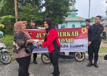 Brimob Polda Sumut dan Bhayangkari Tebar Kepedulian, Gelar Jum’at Berkah Berbagi Makan Siang di Kampung Wetan Tanjung Balai
