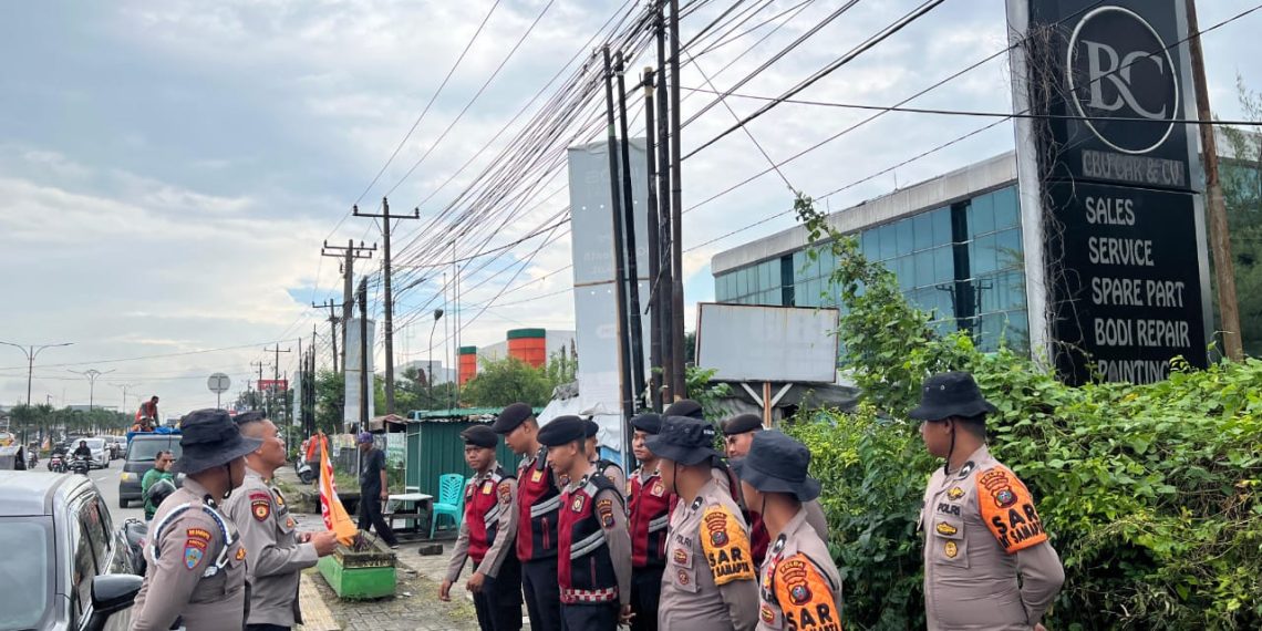 Personel Ditsamapta Polda Sumut Sigap Bantu Warga di Tengah Banjir Jalan SM Raja – Amplas Medan