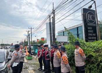 Personel Ditsamapta Polda Sumut Sigap Bantu Warga di Tengah Banjir Jalan SM Raja – Amplas Medan
