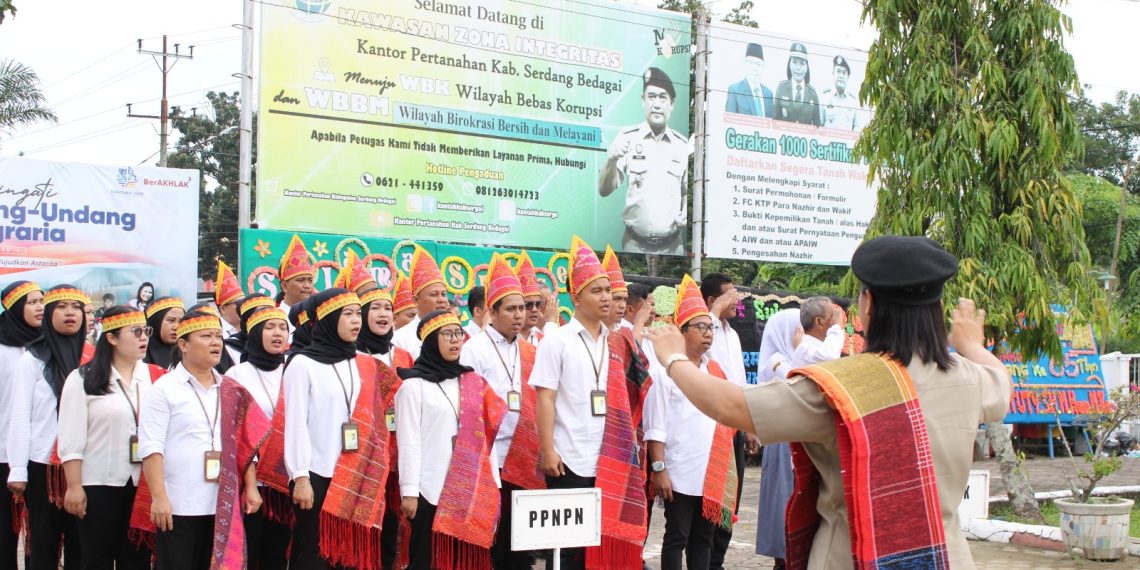 BPN Sergai Peringati HANTARU ke-65, Serahkan Sertipikat kepada Warga