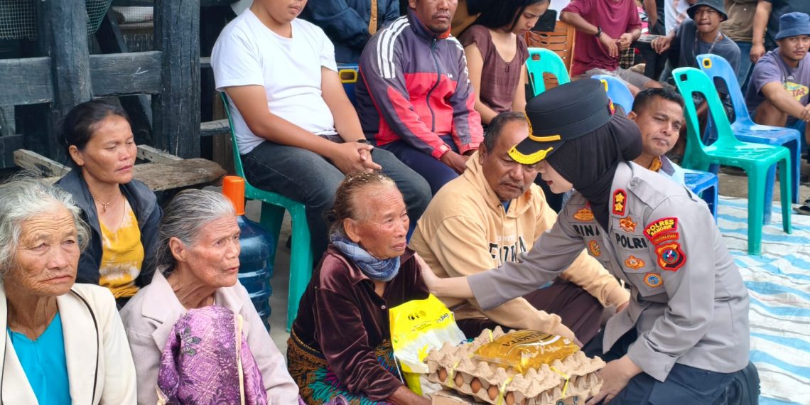 Kapolres Samosir Gelar Bakti Sosial untuk Korban Kebakaran 8 Unit Rumah di Desa Simarmata