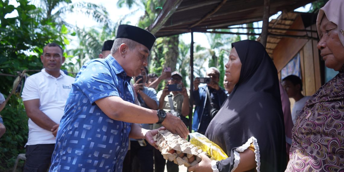 Air Mata Bahagia Warga Tak Mampu, Kapolres Labusel Bantu Bedah Rumah hingga Pengobatan Anak