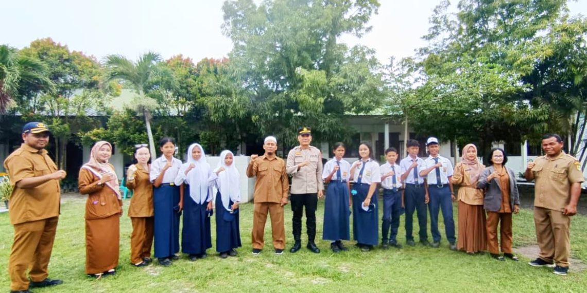 Polri Dukung Siswa SMPN 4 Tanjung Beringin Tumbuhkan Kepedulian dan Prestasi Lewat Upacara Bendera
