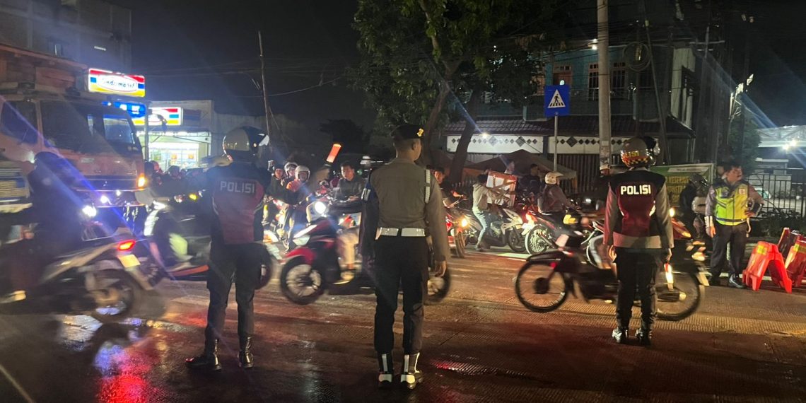 Polisi Hadir untuk Masyarakat: Ditsamapta Polda Sumut Turun Langsung Bantu Warga Hadapi Banjir