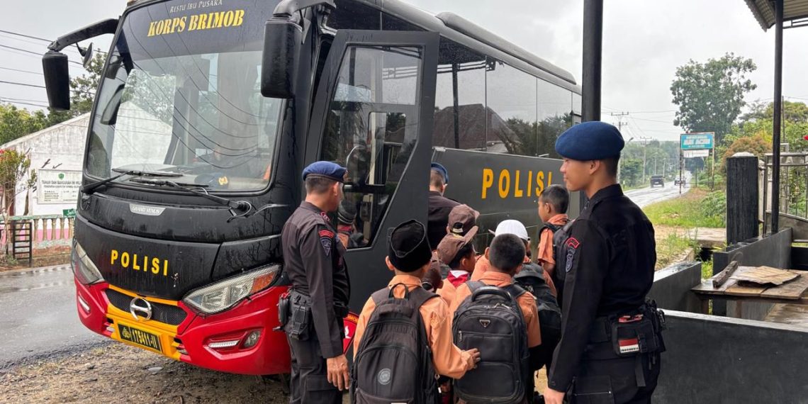 Wujud Kepedulian Polri! Brimob Polda Sumut Antar Jemput Anak Sekolah di Tapanuli Selatan