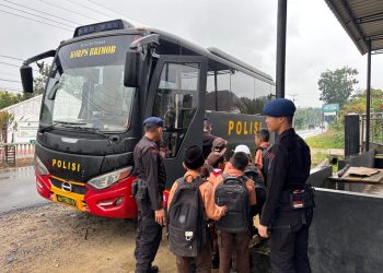 Wujud Kepedulian Polri! Brimob Polda Sumut Antar Jemput Anak Sekolah di Tapanuli Selatan