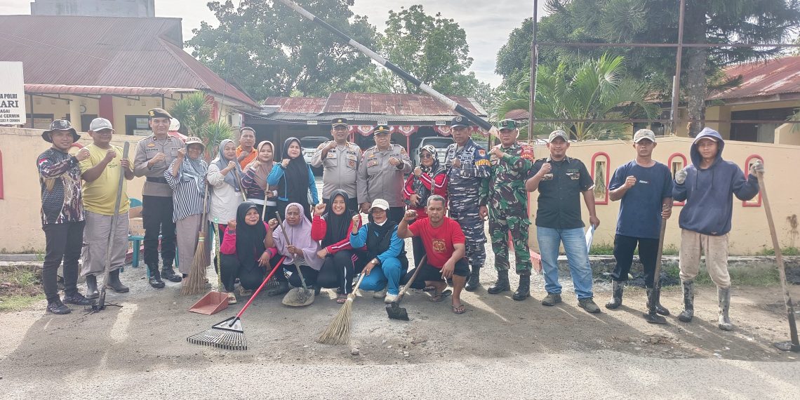 Semangat Kebersamaan Warnai Jumat Bersih Polsek dan Koramil di Pantai Cermin