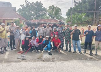 Semangat Kebersamaan Warnai Jumat Bersih Polsek dan Koramil di Pantai Cermin