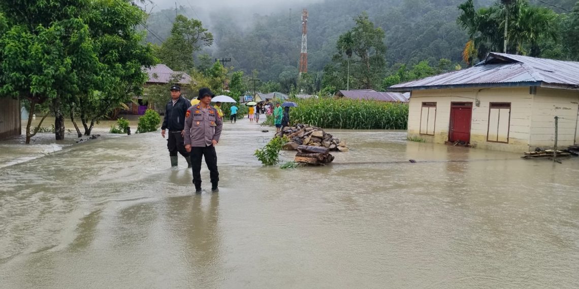 Polsek Pahae Jae Prioritaskan Evakuasi Warga dan Himbauan Keselamatan di Lokasi Banjir dan Longsor Purbatua