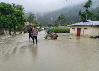 Polsek Pahae Jae Prioritaskan Evakuasi Warga dan Himbauan Keselamatan di Lokasi Banjir dan Longsor Purbatua