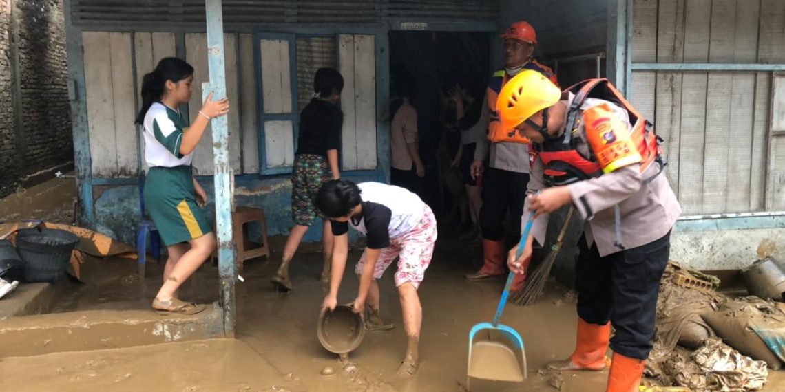 Polda Sumut Kerahkan 345 Personel Brimob Tangani Bencana di Delapan Wilayah Terdampak