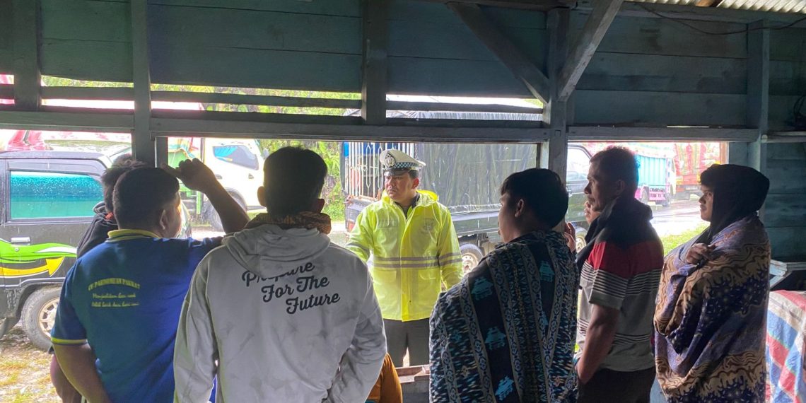 Jalinsum Pakkat–Doloksanggul Tak Bisa Dilalui, Polres Humbahas Kerahkan Personel ke Lokasi