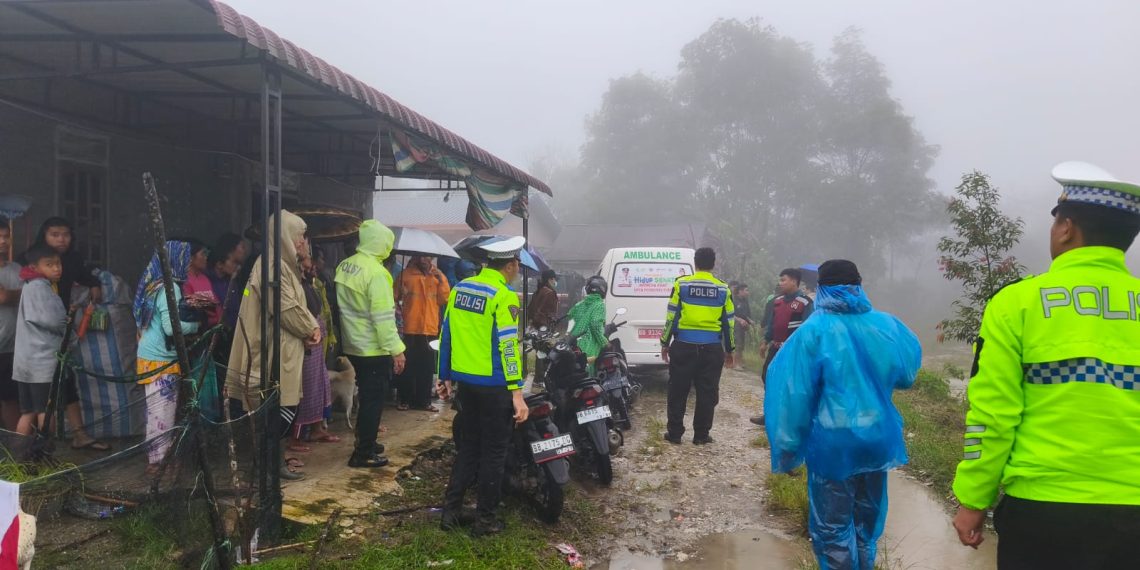 Pencarian Korban Longsor Panggugunan Dihentikan Sementara, Personel Polres Humbahas Tetap Siaga di Lokasi