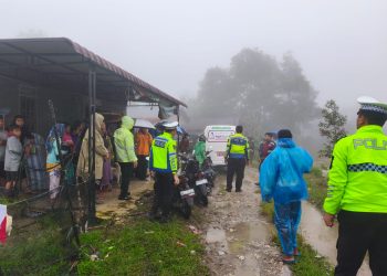 Pencarian Korban Longsor Panggugunan Dihentikan Sementara, Personel Polres Humbahas Tetap Siaga di Lokasi
