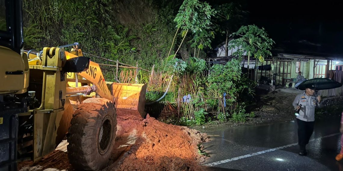 Derasnya Hujan Sebabkan Bencana di Humbahas, Polsek Parlilitan Polres Humbanhas Tetap Siaga